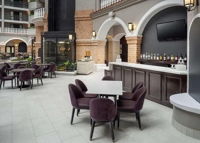 Luxury hotel only: Embassy Suites By Hilton Orlando North