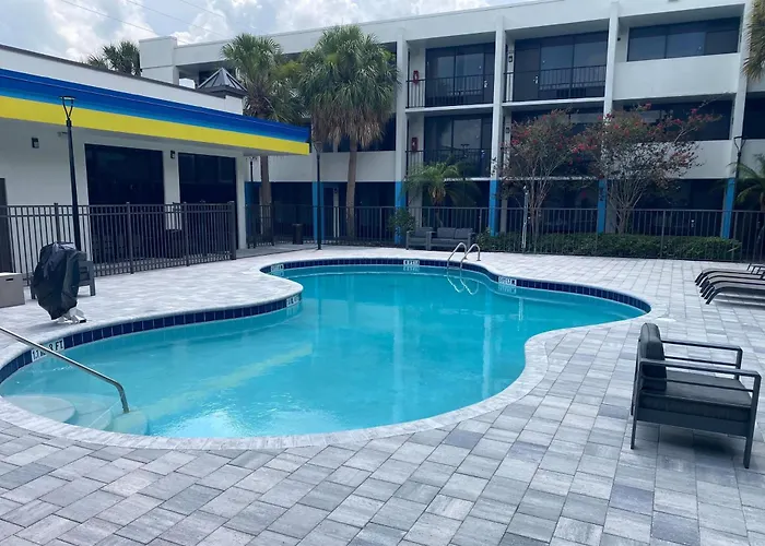 Hotels Close to Airport Days Inn & Suites By Wyndham Orlando Airport